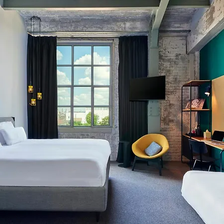 The Social Hub 4*